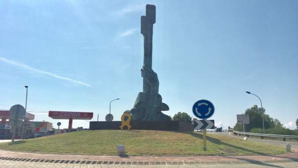 Lazo amarillo ubicado en una rotonda de L'Ametlla de Mar (Tarragona) Lazo amarillo ubicado en una rotonda de L'Ametlla de Mar (Tarragona)