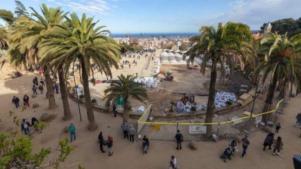 Plaça de la Natura del Park Güell de Barcelona. Plaça de la Natura del Park Güell de Barcelona.