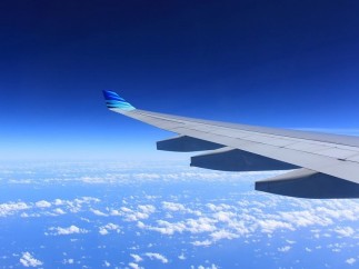 Imagen del ala de un avión en pleno vuelo.