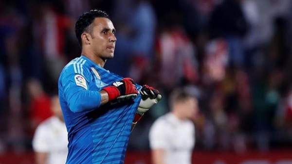 Keylor Navas se señala el escudo del Real Madrid. Keylor Navas se señala el escudo del Real Madrid.