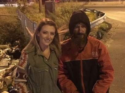 Imagen de Kate McClure con el indigente Johnny Bobbit (GOFUNDME).