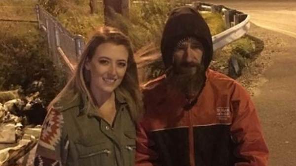 Imagen de Kate McClure con el indigente Johnny Bobbit (GOFUNDME). Imagen de Kate McClure con el indigente Johnny Bobbit (GOFUNDME).