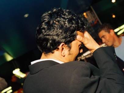Un hombre se lamenta en un bar