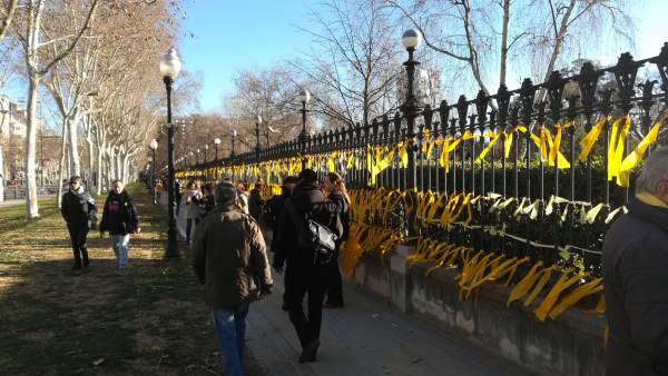 Lazos amarillos en la valla del Parque de la Ciutadella Lazos amarillos en la valla del Parque de la Ciutadella