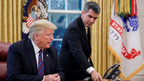 El presidente estadounidense, Donald J. Trump, inicia una comunicación con su homólogo mexicano, Enrique Peña Nieto, en el Despacho Oval de la Casa Blanca, en Washington, Estados Unidos. El presidente estadounidense, Donald J. Trump, inicia una comunicación con su homólogo mexicano, Enrique Peña Nieto, en el Despacho Oval de la Casa Blanca, en Washington, Estados Unidos.