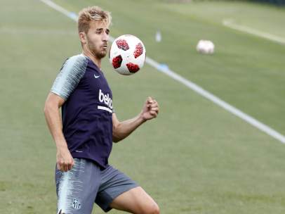 Sergi Samper en un entrenamiento del Barcelona