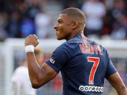 Kylian Mbappé celebra un gol con la camiseta del PSG.