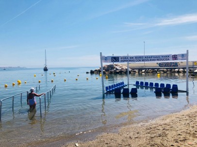 Estructuras en playas de Fuengirola para personas mayores, en una imagen de archivo.