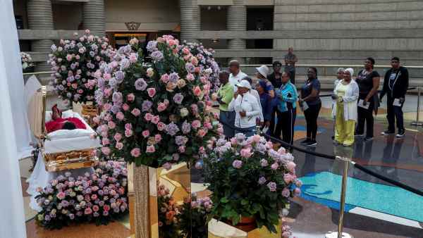 Los seguidores hacen cola en la capilla ardiente de Aretha Franklin. Los seguidores hacen cola en la capilla ardiente de Aretha Franklin.