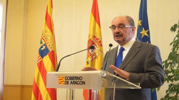 El presidente de Aragón, Javier Lambán, atendiendo a los medios en el Pignatelli El presidente de Aragón, Javier Lambán, atendiendo a los medios en el Pignatelli
