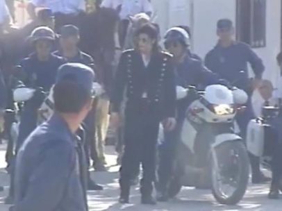 Michael Jackson, escoltado por la Policía Nacional