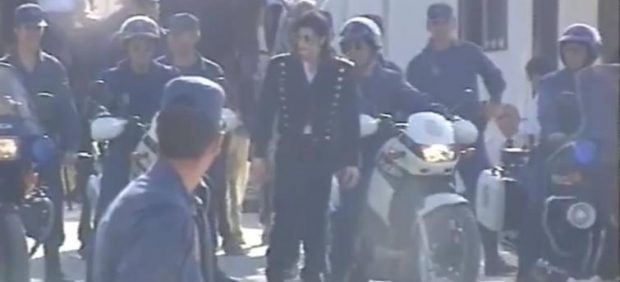 Michael Jackson, escoltado por la Policía Nacional