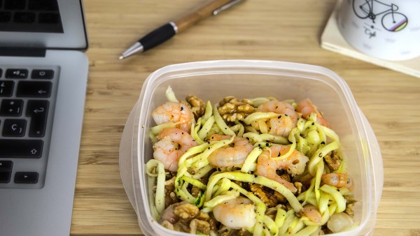 Calabacín con gambas y nueces Calabacín con gambas y nueces