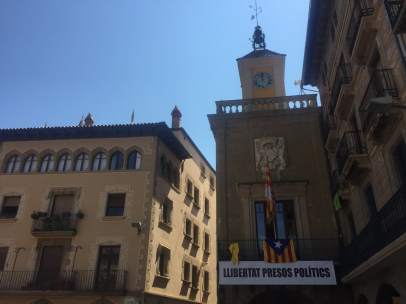 Ayuntamiento de Vic con un cartel que pide libertad para los presos políticos.