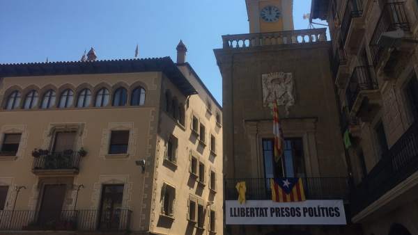 Ayuntamiento de Vic con un cartel que pide libertad para los presos políticos. Ayuntamiento de Vic con un cartel que pide libertad para los presos políticos.