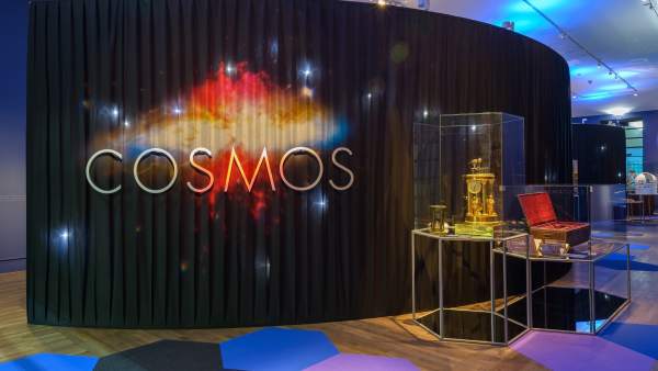 Acceso a la exposición 'Cosmos' organizada por la Biblioteca Nacional Acceso a la exposición 'Cosmos' organizada por la Biblioteca Nacional