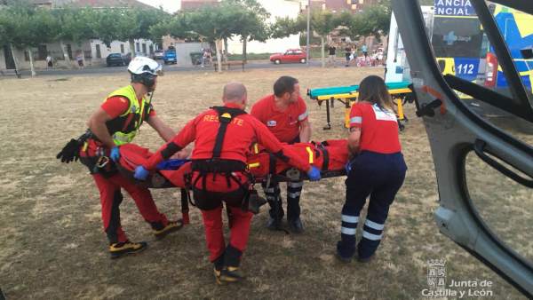 Imagen del rescate de la joven que practicaba parapente Imagen del rescate de la joven que practicaba parapente