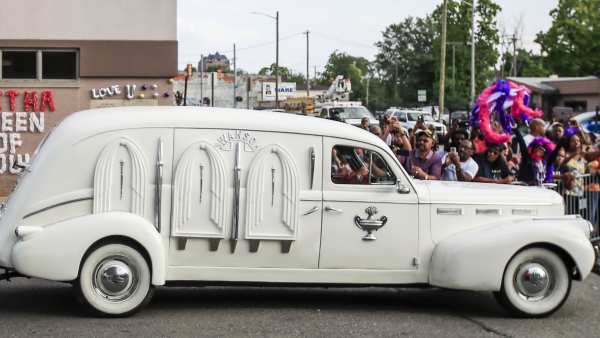 El coche fúnebre que transporta los restos mortales de Aretha Franklin. El coche fúnebre que transporta los restos mortales de Aretha Franklin.