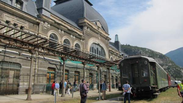 Edificio de la Estación de Canfranc desde los Arañones. Edificio de la Estación de Canfranc desde los Arañones.