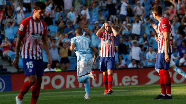 Aspas celebrando su gol ante el Atlético de Madrid (Foto: EFE).