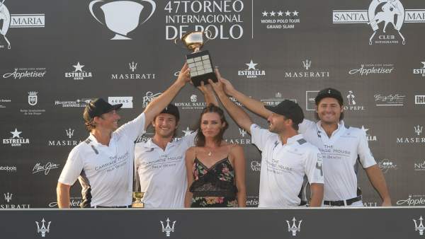 Nieves Álvarez entrega la Copa de Oro Maserati a La Indiana Nieves Álvarez entrega la Copa de Oro Maserati a La Indiana