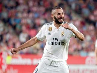 Karim Benzema celebra un gol con la camiseta del Real Madrid.