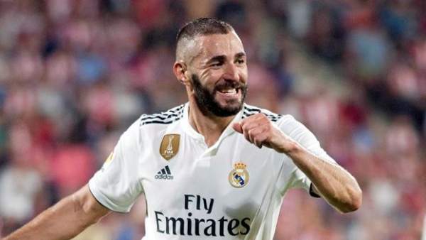 Karim Benzema celebra un gol con la camiseta del Real Madrid. Karim Benzema celebra un gol con la camiseta del Real Madrid.