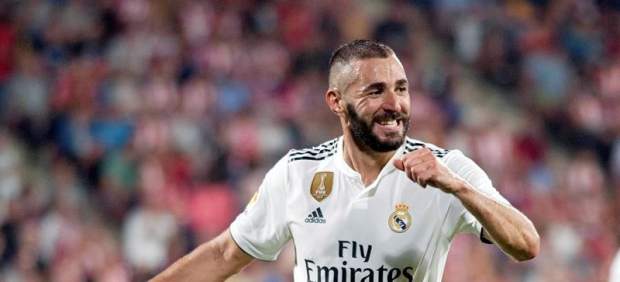 Karim Benzema celebra un gol con la camiseta del Real Madrid.