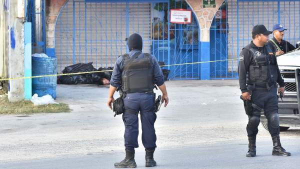 La Policía mexicana custodia la entrada al restaurante donde se han encontrado las bolsas La Policía mexicana custodia la entrada al restaurante donde se han encontrado las bolsas