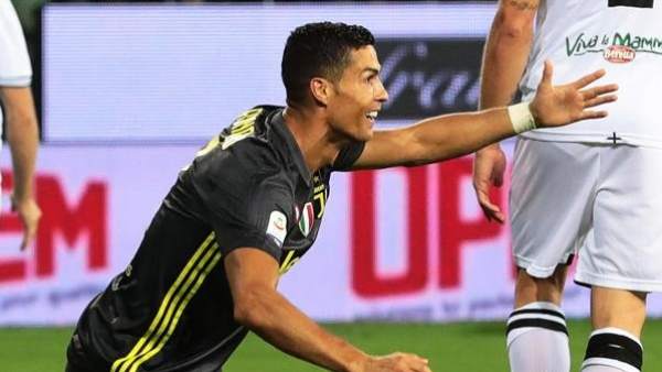 Cristiano Ronaldo, en un partido de la Serie A con la camiseta de la Juventus. Cristiano Ronaldo, en un partido de la Serie A con la camiseta de la Juventus.