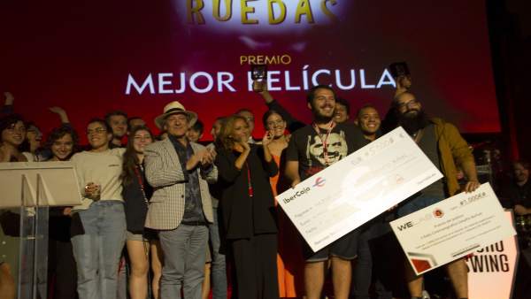 Entrega de uno de los premios del certamen. Entrega de uno de los premios del certamen.