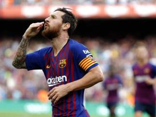 Leo Messi celebra un tanto con la camiseta del Barcelona.