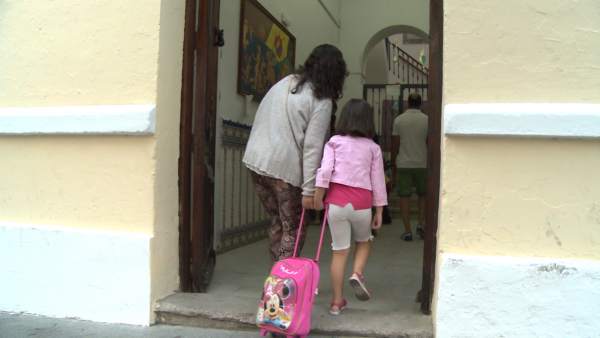 Pares d'alumnes demanen “acabar amb els barracons” Pares d'alumnes demanen “acabar amb els barracons”
