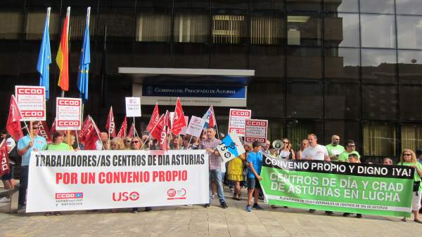 Concentración de trabajadores de Centros de Día de Asturias Concentración de trabajadores de Centros de Día de Asturias