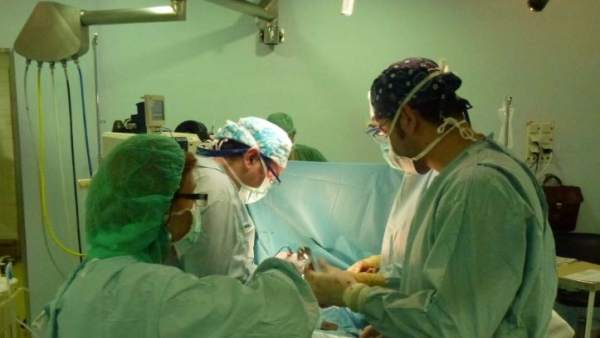 Operación de cirugía torácica en quirófano Operación de cirugía torácica en quirófano