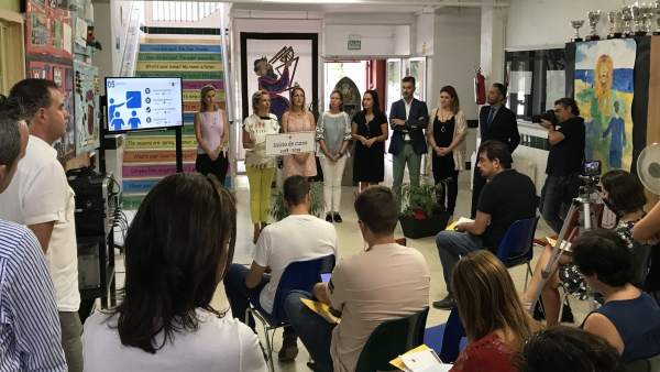 Dela Martínez-Cachá informa sobre los detalles del nuevos curso escolar Dela Martínez-Cachá informa sobre los detalles del nuevos curso escolar