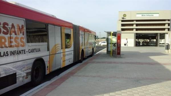 Autobús de la línea Tussam Exprés Autobús de la línea Tussam Exprés