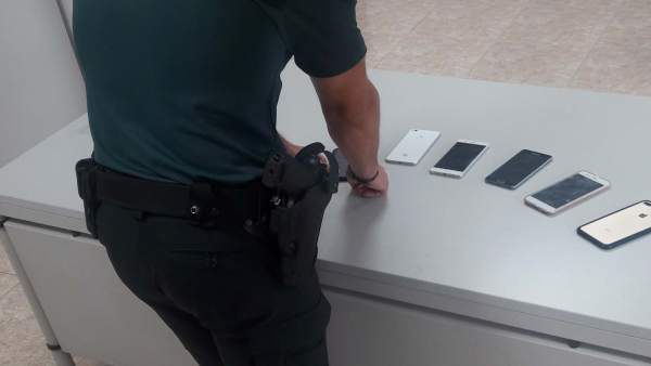 La Guardia Civil detiene a dos personas en Punta por el robo de seis móviles. La Guardia Civil detiene a dos personas en Punta por el robo de seis móviles.