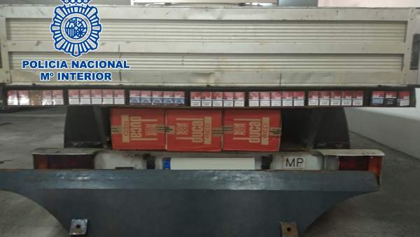 Tabaco de contrabando oculto en una camioneta Tabaco de contrabando oculto en una camioneta