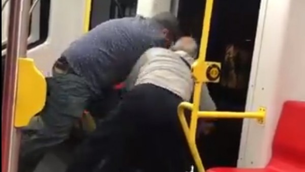 Dos hombre tratan de echar a un joven del tren por escuchar música alta Dos hombre tratan de echar a un joven del tren por escuchar música alta