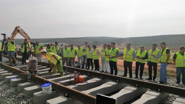 Colocación de las vías en el ramal ferroviario entre Linares y Vadollano. Colocación de las vías en el ramal ferroviario entre Linares y Vadollano.