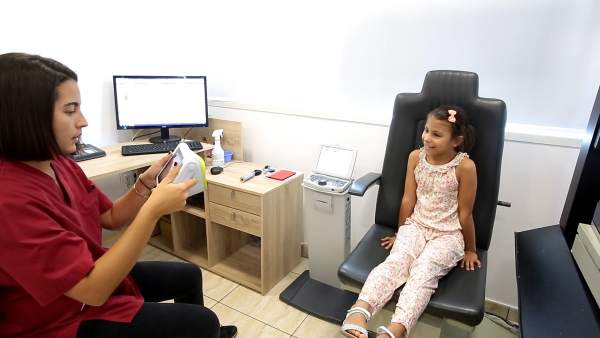 Una niña pasando un examen visual Una niña pasando un examen visual