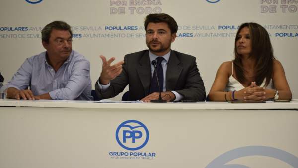 Beltrán Pérez, rodeado de Ignacio Flores y Evelia Rincón Beltrán Pérez, rodeado de Ignacio Flores y Evelia Rincón