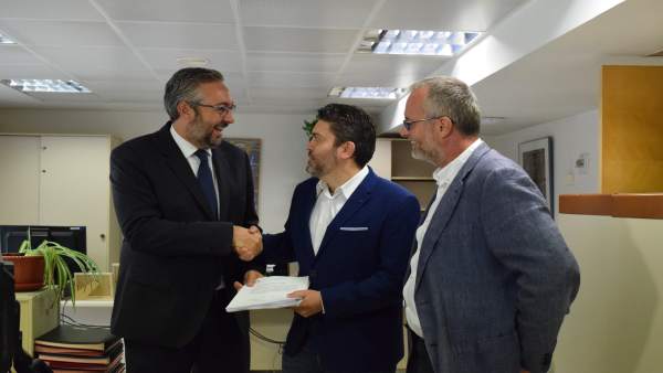 Víctor Martínez (PP), Miguel Sánchez (Cs) y Domingo Segado (PP) preseentan texto Víctor Martínez (PP), Miguel Sánchez (Cs) y Domingo Segado (PP) preseentan texto
