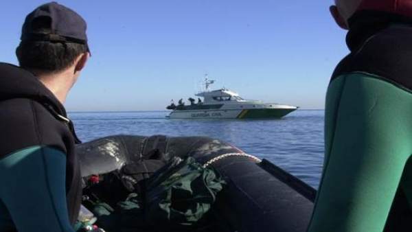 Efectivos De Guardia Civil Durante Una Búsqueda En El Mar Efectivos De Guardia Civil Durante Una Búsqueda En El Mar