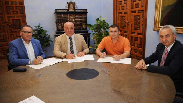 Antonio Ruiz (segundo por la izda.) firma el convenio Antonio Ruiz (segundo por la izda.) firma el convenio