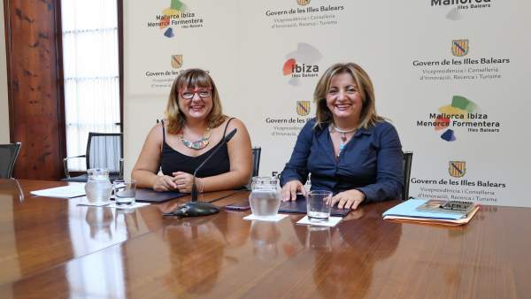 La vicepresidenta Bel Busquets y la consellera Fanny Tur firman el convenio La vicepresidenta Bel Busquets y la consellera Fanny Tur firman el convenio