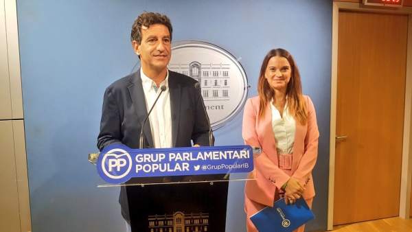 Biel Company y Marga Prohens en una rueda de prensa en el Parlament Biel Company y Marga Prohens en una rueda de prensa en el Parlament