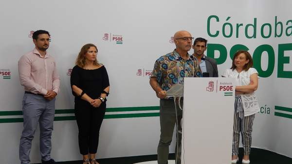 Hurtado junto a las parlamentarias del PSOE y los sindicalistas del SUP Hurtado junto a las parlamentarias del PSOE y los sindicalistas del SUP