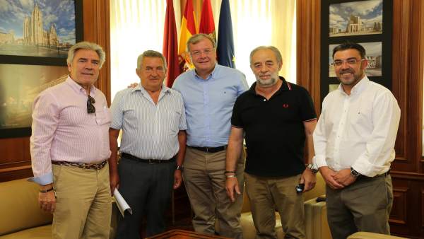 Reunión de Silván en la Casa de León en Sevilla Reunión de Silván en la Casa de León en Sevilla